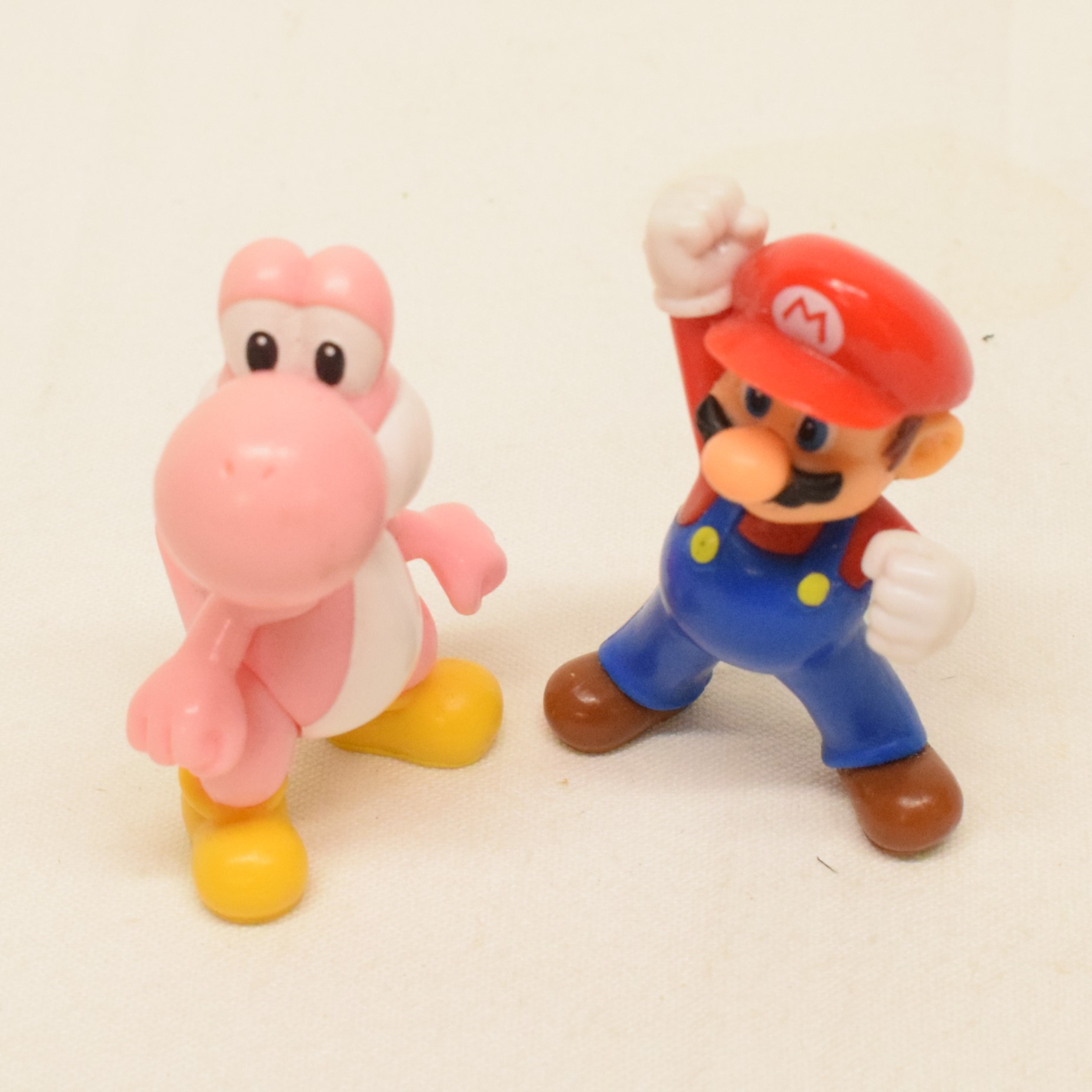 Lot de quatre figurines et un gros pin's univers Mario Nintendo Bon état - Vue 4 - 